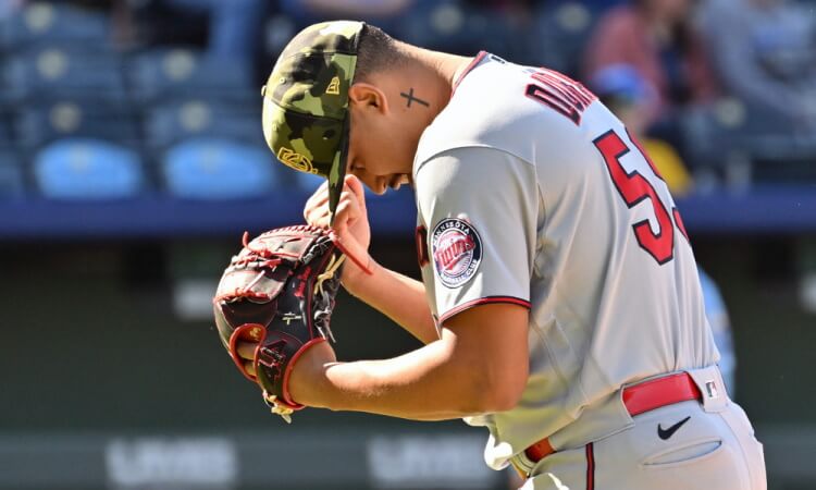 2023 Fantasy Baseball: 11 Relief Pitcher Targets for Holds Leagues -  FantraxHQ